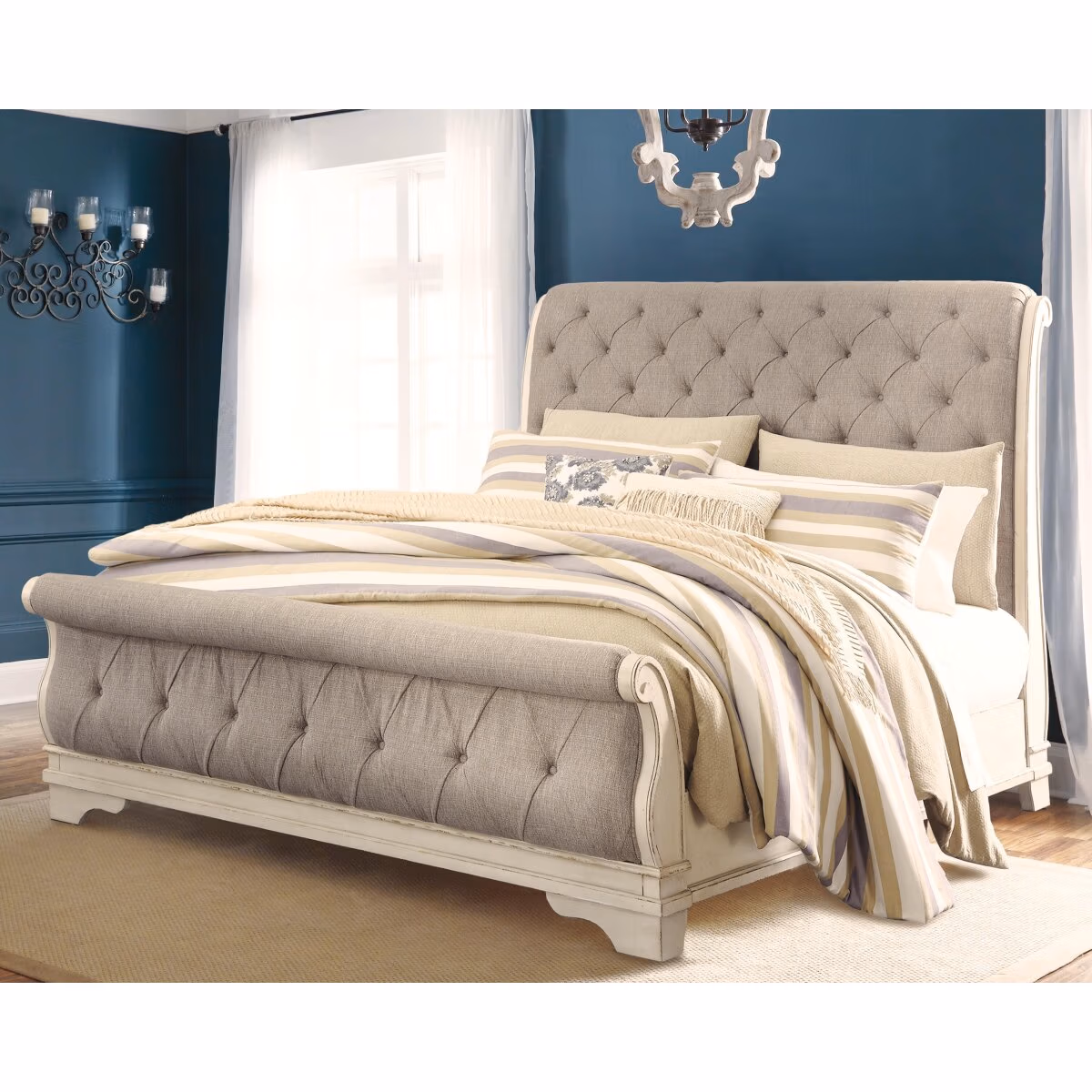 Realyn King Sleigh Bed - Image 3
