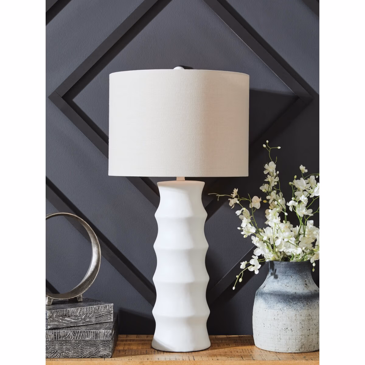 Veraleigh Table Lamp - Image 3