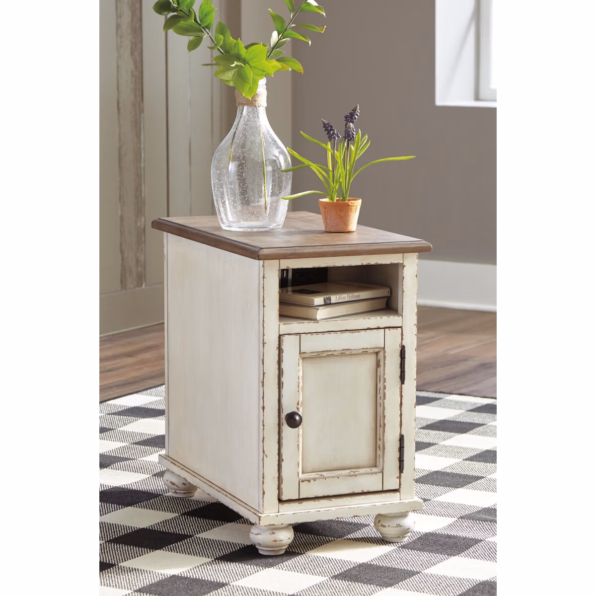 Realyn Chairside End Table - Image 4