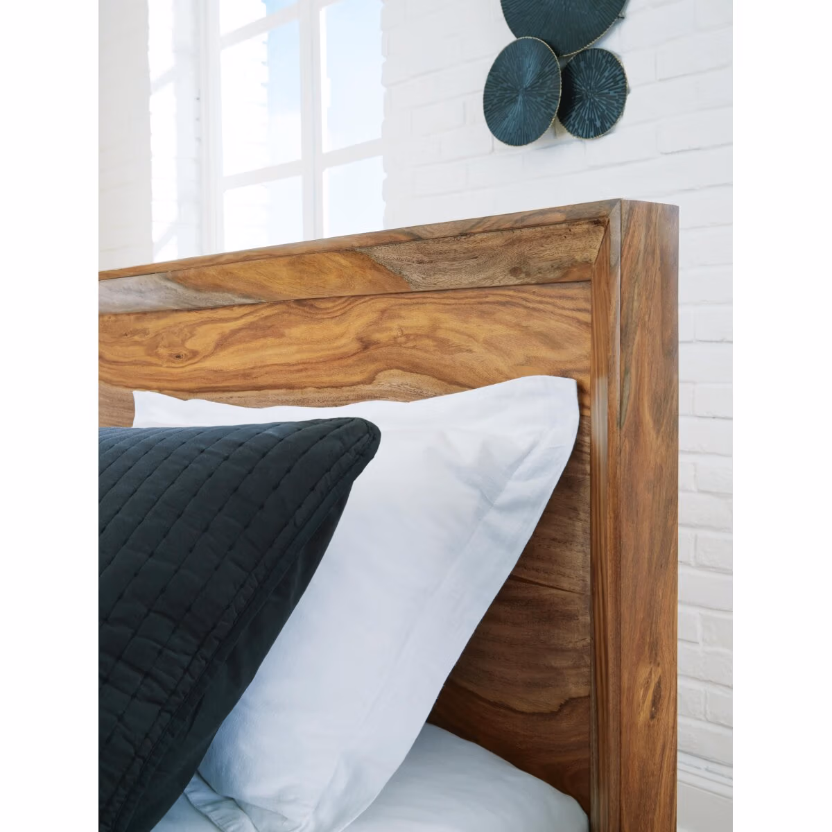 Dressonni King Panel Bed - Image 7