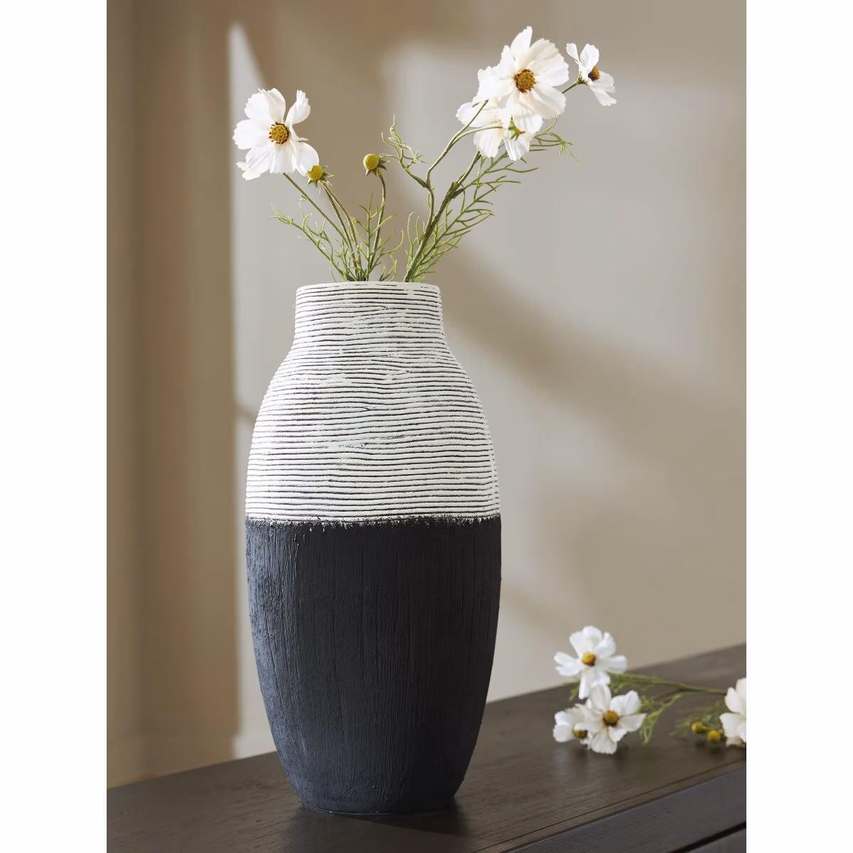 Girtha Vase - Image 3