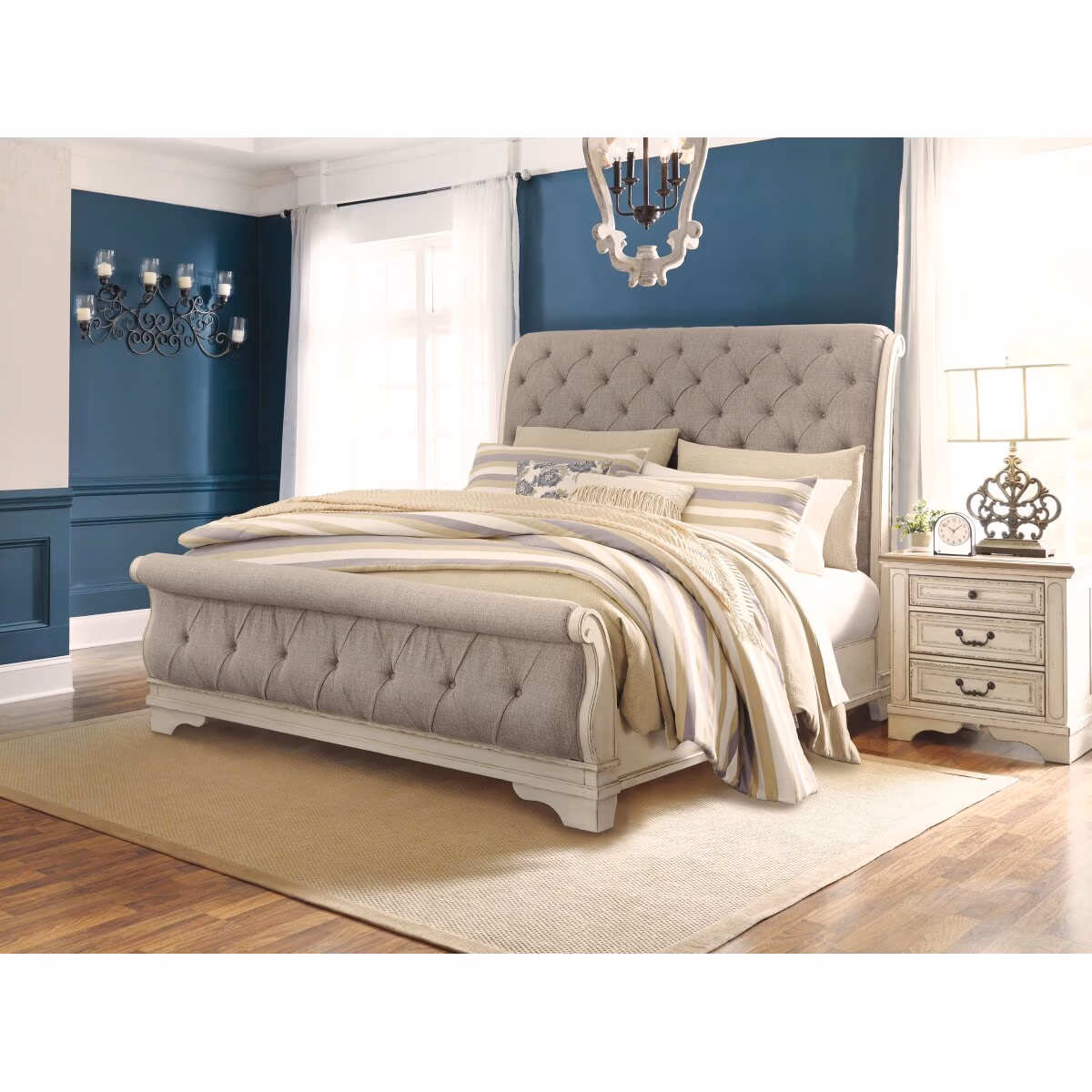 Realyn King Sleigh Bed - Image 9