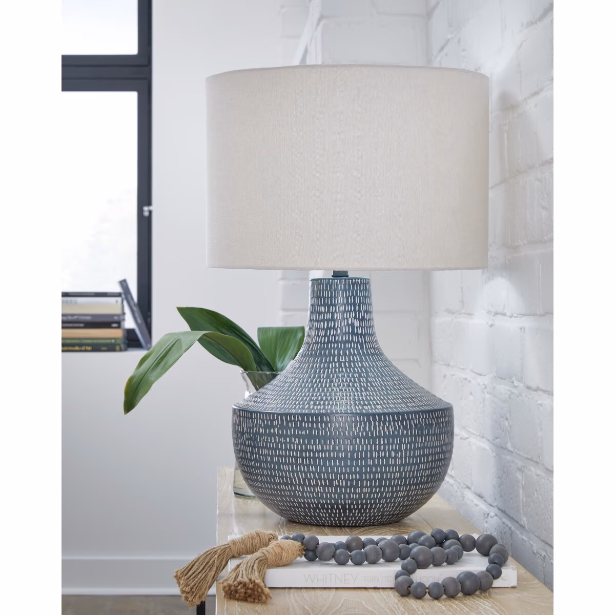 Schylarmont Table Lamp - Image 3