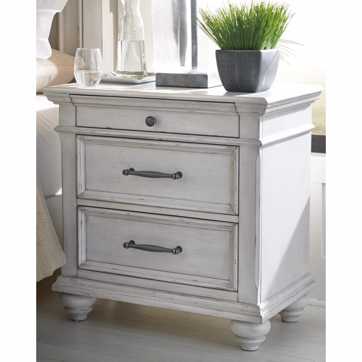 Kanwyn Queen Panel Bed, Dresser, Mirror and 2 Nightstands - Image 17