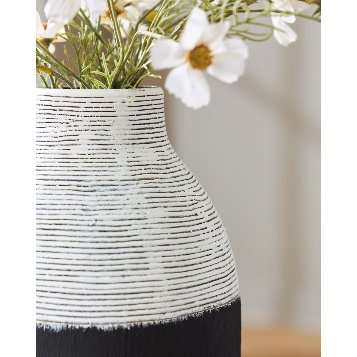 Girtha Vase - Image 4