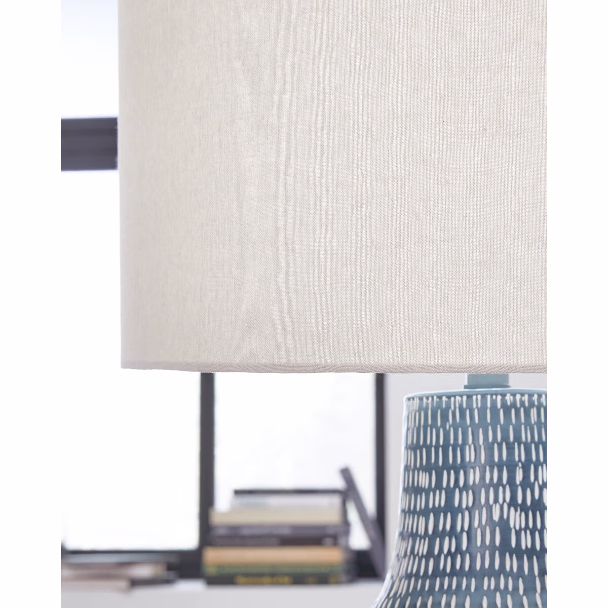 Schylarmont Table Lamp - Image 4