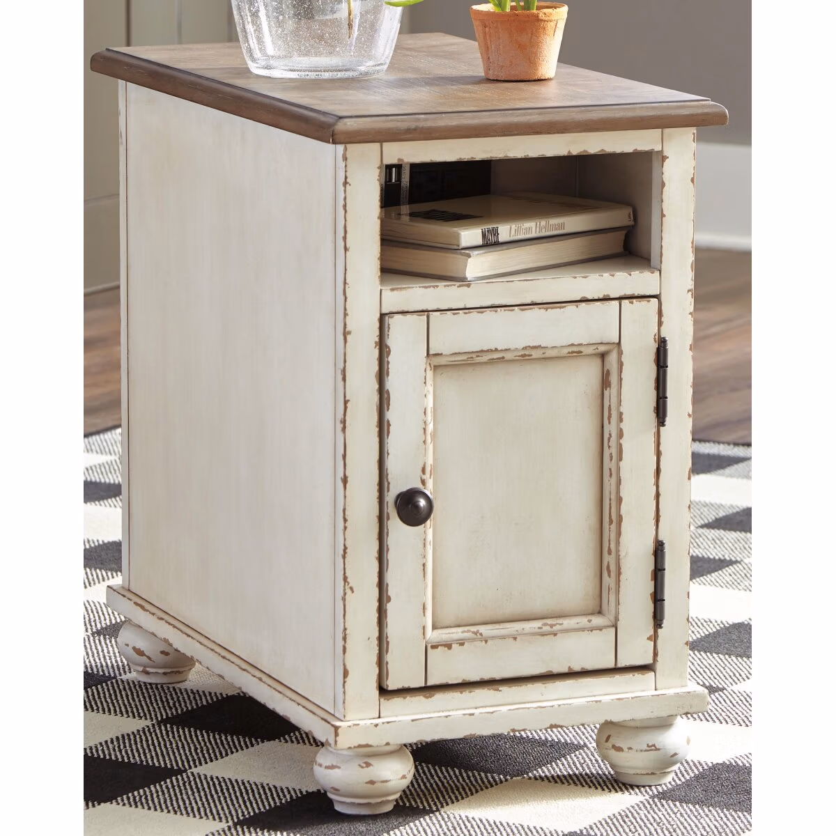 Realyn Chairside End Table - Image 3