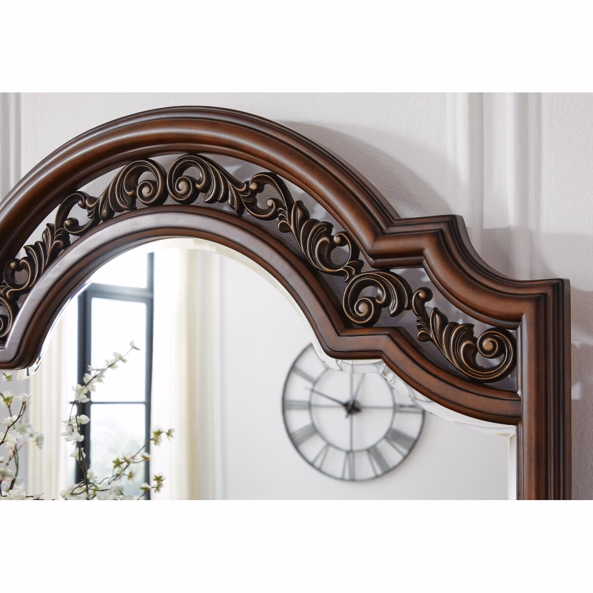 Lavinton Dresser and Mirror - Image 4