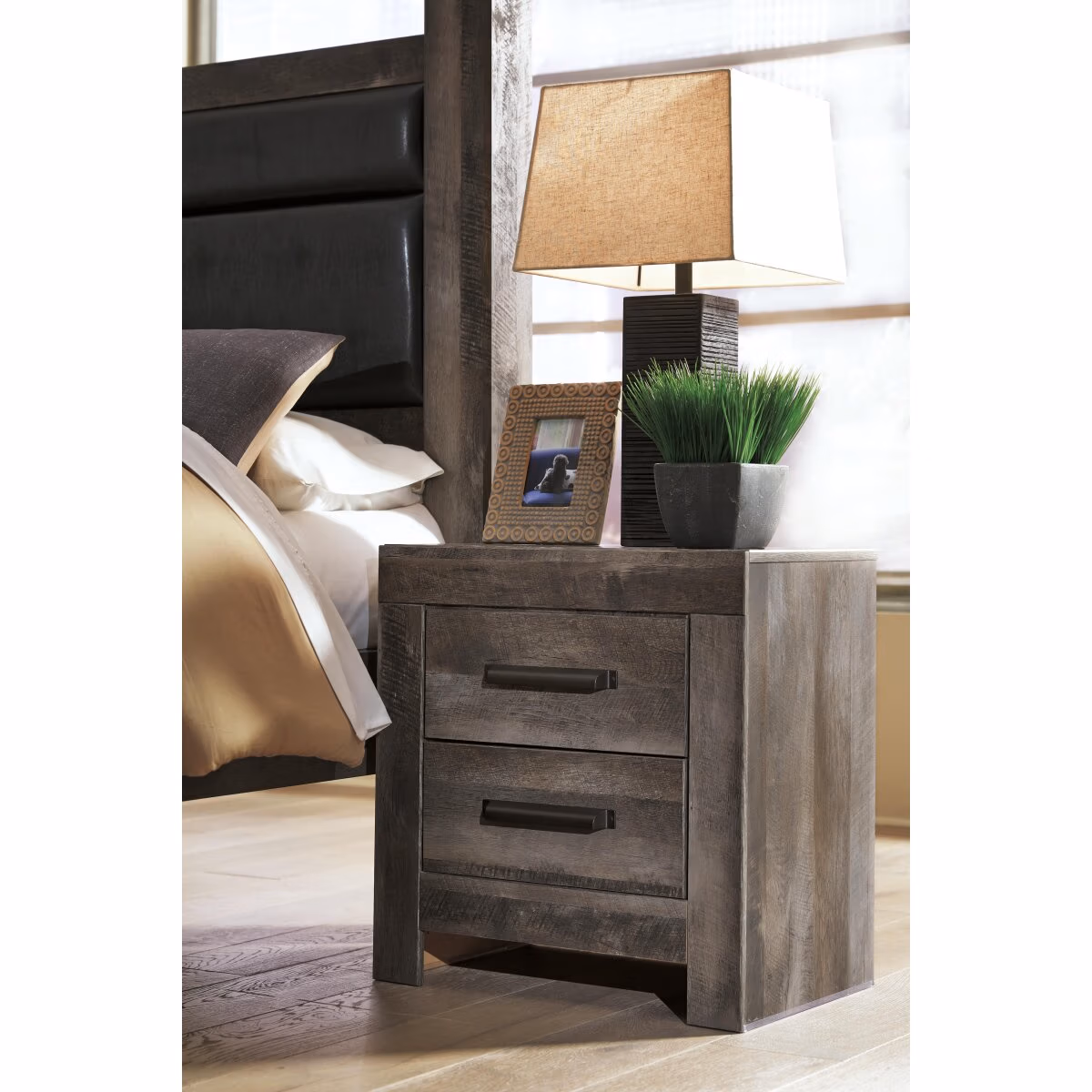 Wynnlow King Panel Bed and 2 Nightstands - Image 6