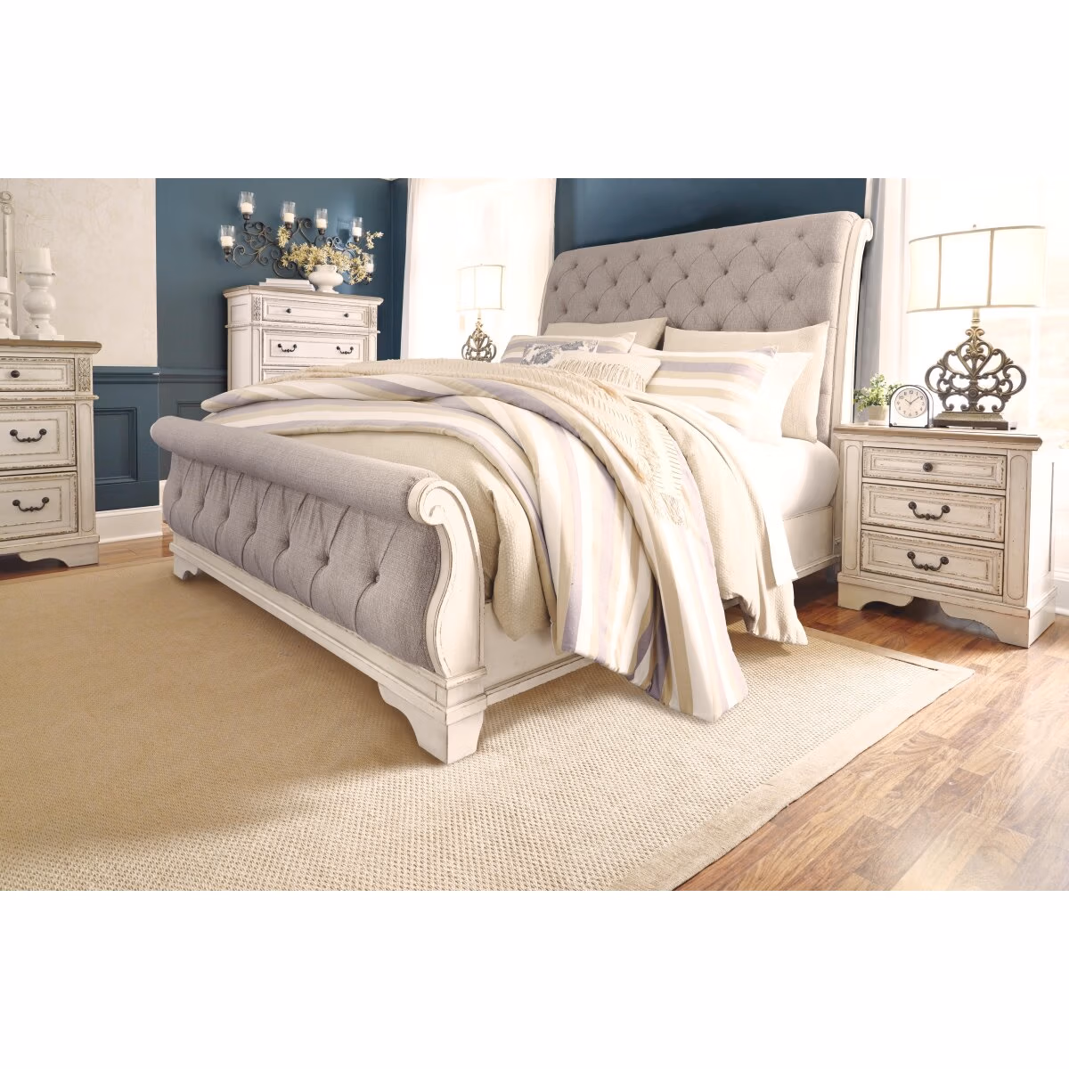 Realyn King Sleigh Bed - Image 11