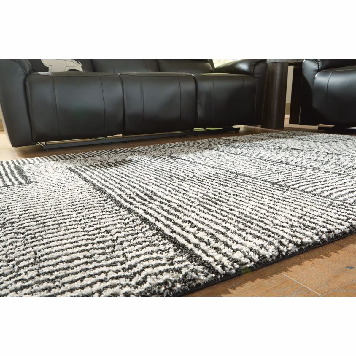 Kurtmen 5' x 7' Area Rug - Image 4