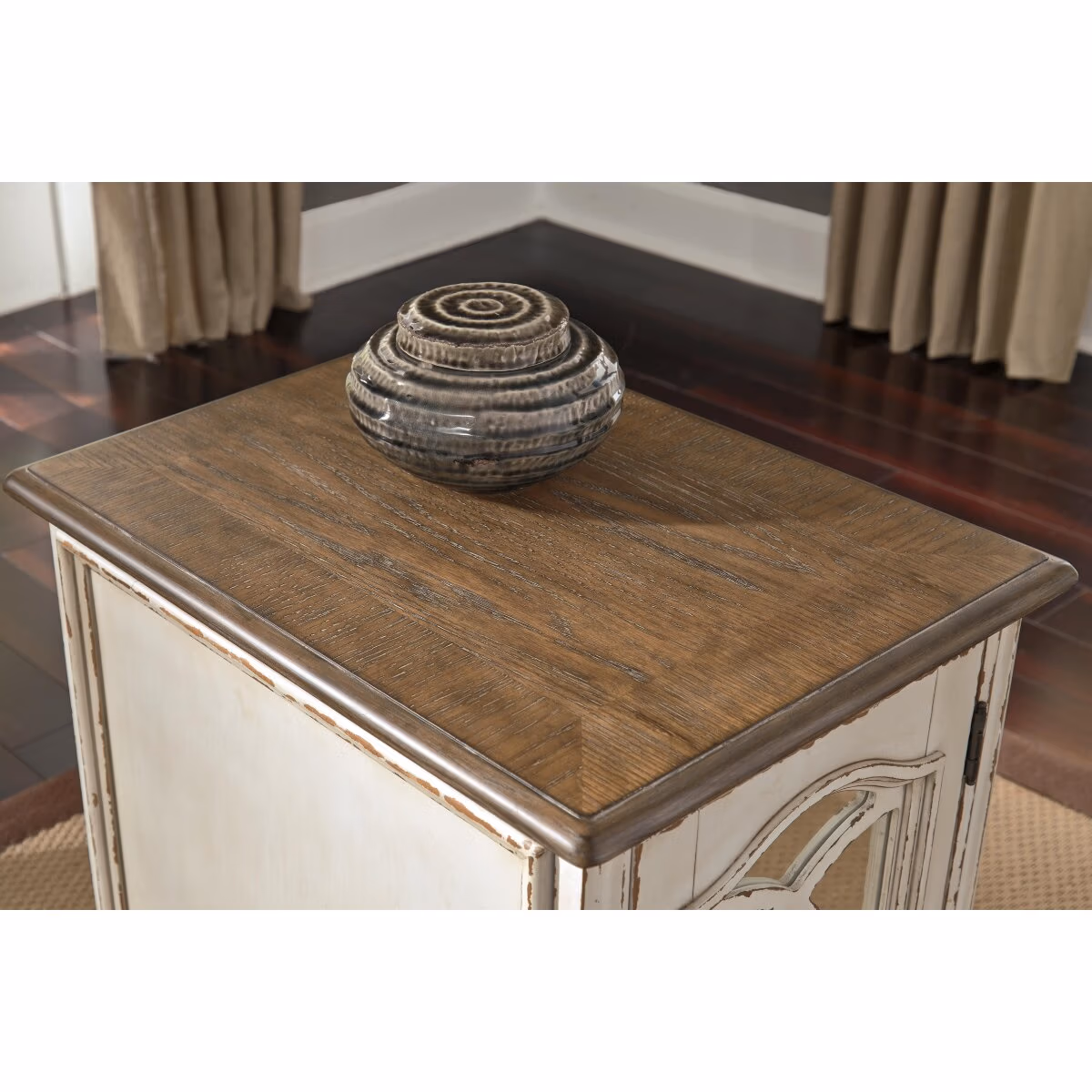 Realyn Chairside End Table - Image 9