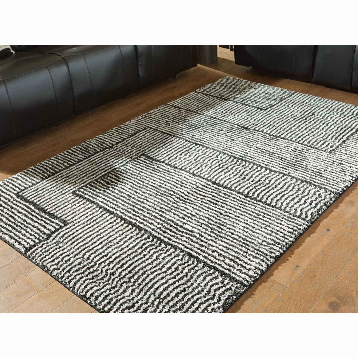 Kurtmen 5' x 7' Area Rug - Image 3